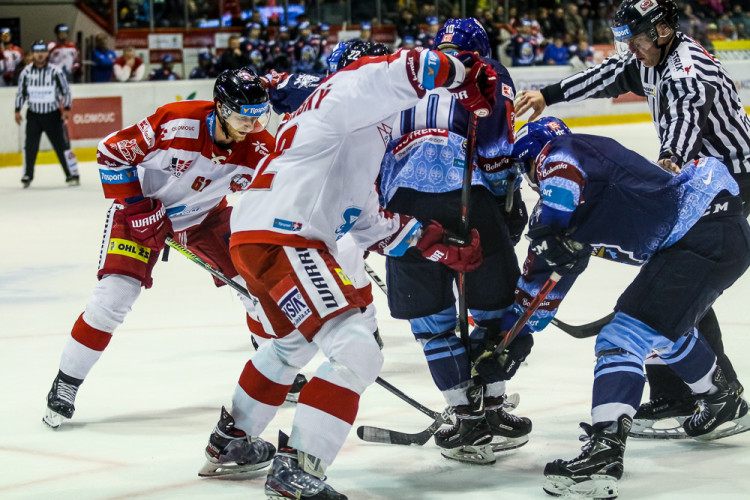 FOTOGALERIE: Vyprodaná plecharéna v Olomouci sledovala prohru Kohoutů s Jágrovým Kladnem