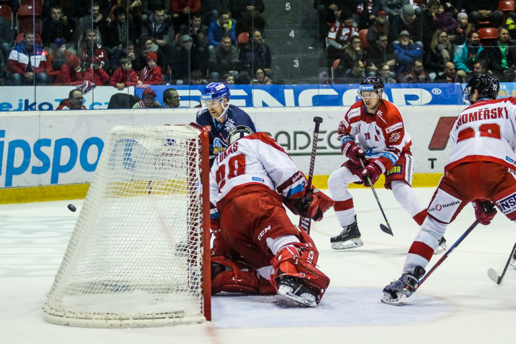 FOTOGALERIE: Vyprodaná plecharéna v Olomouci sledovala prohru Kohoutů s Jágrovým Kladnem