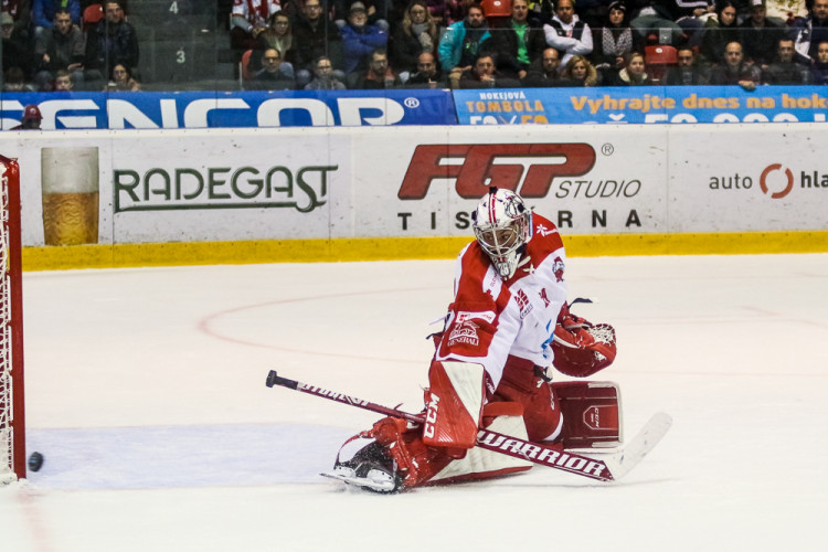 FOTOGALERIE: Vyprodaná plecharéna v Olomouci sledovala prohru Kohoutů s Jágrovým Kladnem