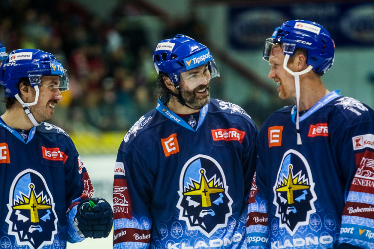 FOTOGALERIE: Vyprodaná plecharéna v Olomouci sledovala prohru Kohoutů s Jágrovým Kladnem