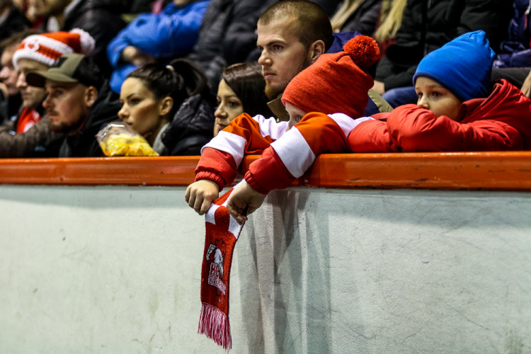 FOTOGALERIE: Vyprodaná plecharéna v Olomouci sledovala prohru Kohoutů s Jágrovým Kladnem