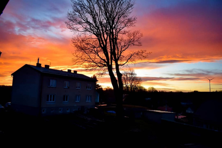 FOTOGALERIE: Slunce a mraky dnes kouzlily na ranní obloze. Tady jsou vaše nejlepší úlovky