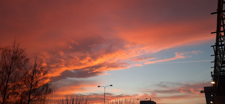 FOTOGALERIE: Slunce a mraky dnes kouzlily na ranní obloze. Tady jsou vaše nejlepší úlovky
