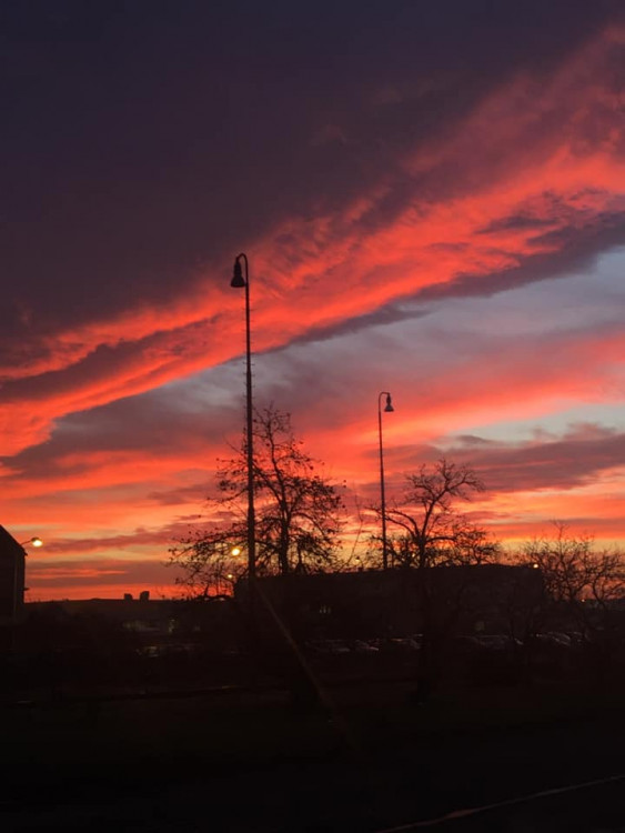 FOTOGALERIE: Slunce a mraky dnes kouzlily na ranní obloze. Tady jsou vaše nejlepší úlovky