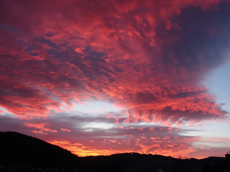 FOTOGALERIE: Slunce a mraky dnes kouzlily na ranní obloze. Tady jsou vaše nejlepší úlovky