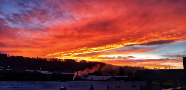 FOTOGALERIE: Slunce a mraky dnes kouzlily na ranní obloze. Tady jsou vaše nejlepší úlovky