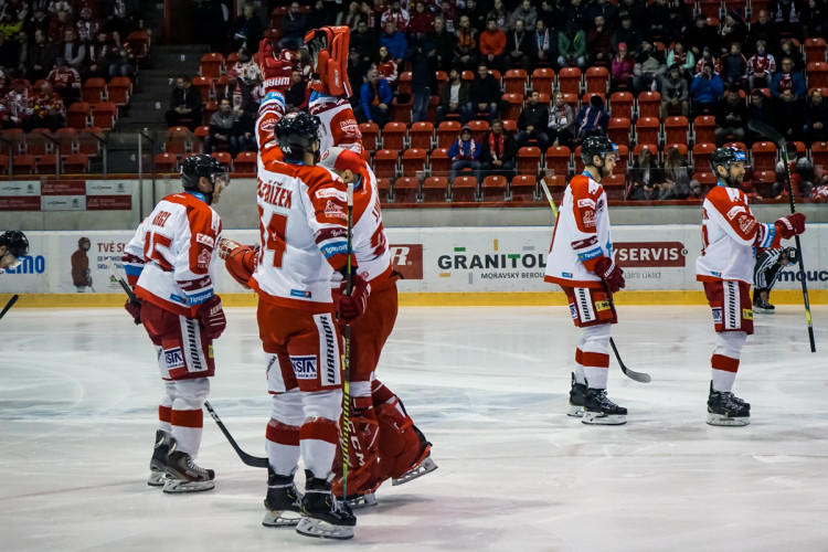 FOTOGALERIE: Hokejisté Olomouce v úvodním zápase předkola nadělili ševcům bůra! Takto vypadal zápas