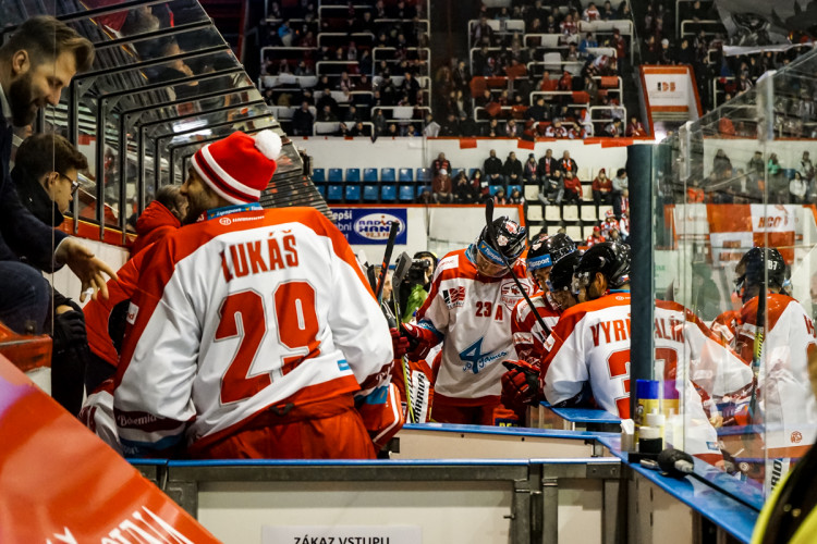 FOTOGALERIE: Hokejisté Olomouce v úvodním zápase předkola nadělili ševcům bůra! Takto vypadal zápas