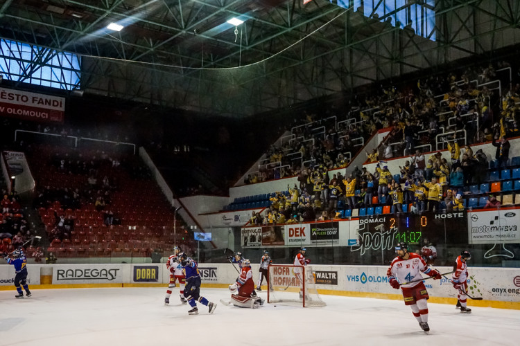 FOTOGALERIE: Hokejisté Olomouce v úvodním zápase předkola nadělili ševcům bůra! Takto vypadal zápas
