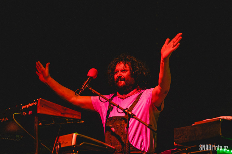 FOTOGALERIE: Monkey Business roztančili olomoucký Sklub. Poprvé od karantény