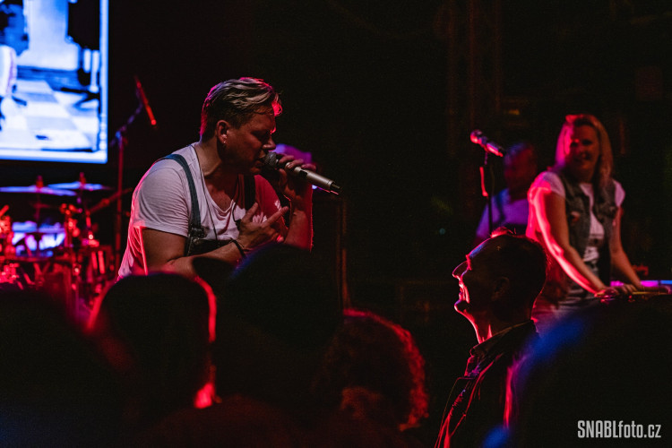 FOTOGALERIE: Monkey Business roztančili olomoucký Sklub. Poprvé od karantény
