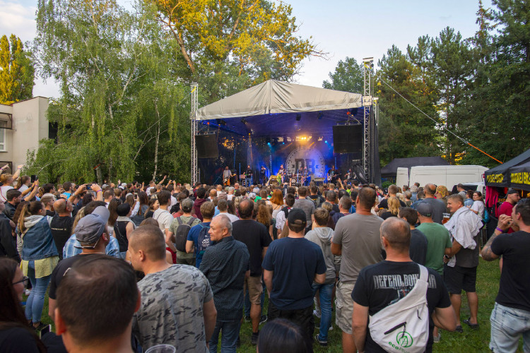 FOTOGALERIE: Divokej Bill zavítal před S-klub v Olomouci. V pátek zde vystoupí Vyspaná fixa