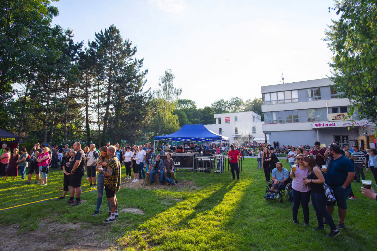 FOTOGALERIE: Divokej Bill zavítal před S-klub v Olomouci. V pátek zde vystoupí Vyspaná fixa