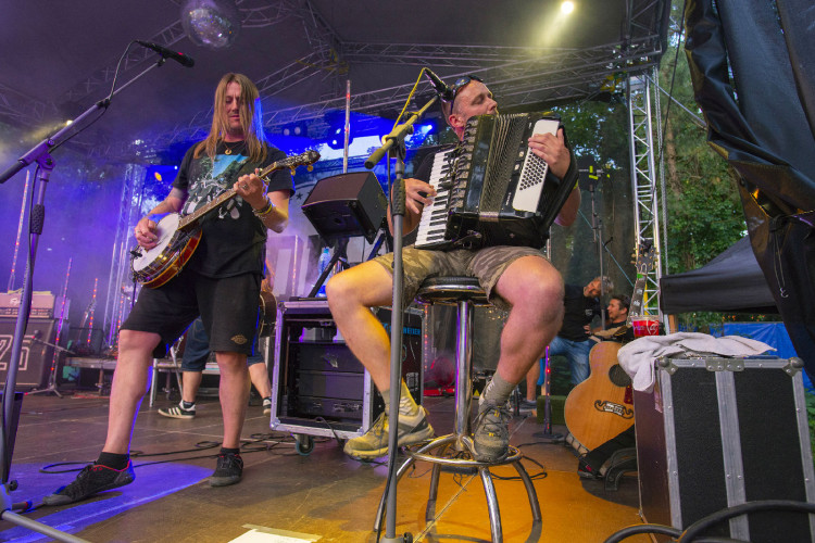 FOTOGALERIE: Divokej Bill zavítal před S-klub v Olomouci. V pátek zde vystoupí Vyspaná fixa