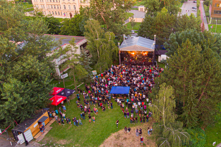 FOTOGALERIE: Divokej Bill zavítal před S-klub v Olomouci. V pátek zde vystoupí Vyspaná fixa