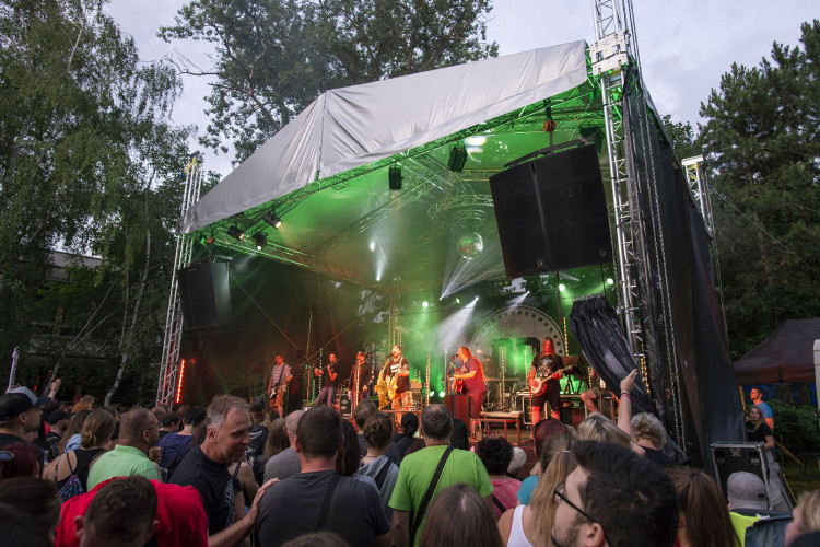 FOTOGALERIE: Divokej Bill zavítal před S-klub v Olomouci. V pátek zde vystoupí Vyspaná fixa