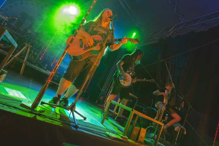 FOTOGALERIE: Divokej Bill zavítal před S-klub v Olomouci. V pátek zde vystoupí Vyspaná fixa