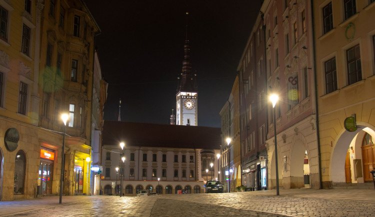 FOTOGALERIE: Když lidé nesmí ven. Olomouc po deváté hodině večer
