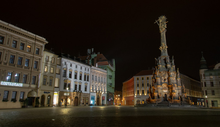 FOTOGALERIE: Když lidé nesmí ven. Olomouc po deváté hodině večer