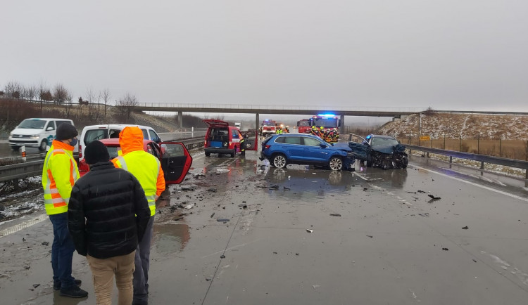 FOTOGALERIE: Hromadná nehoda na dálnici D1 u Hranic