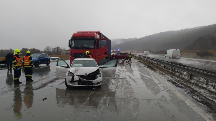 FOTOGALERIE: Hromadná nehoda na dálnici D1 u Hranic