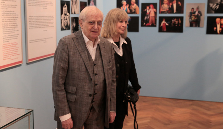 Všestranný umělec Jiří Suchý má v Olomouci k životnímu jubileu výstavu fotografií, maleb a sběratelských předmětů. Na snímku s Jitkou Molavcovou