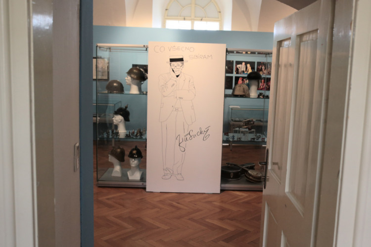 Výstava Jiřího Suchého v Olomouci k 90. narozeninám