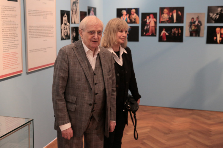 Všestranný umělec Jiří Suchý má v Olomouci k životnímu jubileu výstavu fotografií, maleb a sběratelských předmětů. Na snímku s Jitkou Molavcovou