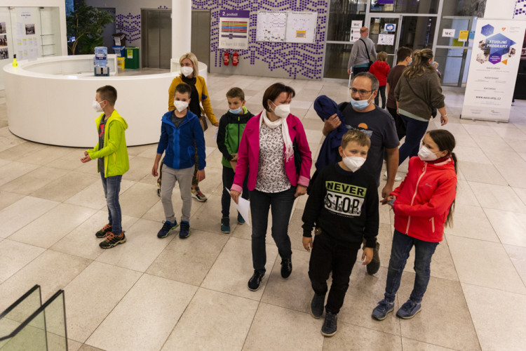 I v letošním ročníku Noci vědců byla jedním z center prezentací a pokusů Přírodovědecká fakulta Univerzity Palackého či popularizační muzeum vědy Pevnost poznání 