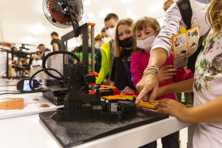 I v letošním ročníku Noci vědců byla jedním z center prezentací a pokusů Přírodovědecká fakulta Univerzity Palackého či popularizační muzeum vědy Pevnost poznání 
