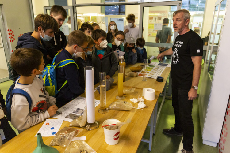 I v letošním ročníku Noci vědců byla jedním z center prezentací a pokusů Přírodovědecká fakulta Univerzity Palackého či popularizační muzeum vědy Pevnost poznání 