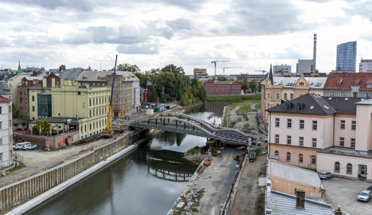 Druhá část mostu na Masarykově třídě je nad řekou. Rejnok dostává jasné obrysy