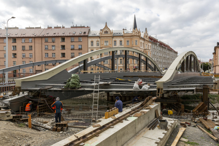 Druhá část mostu na Masarykově třídě je nad řekou. Rejnok dostává jasné obrysy