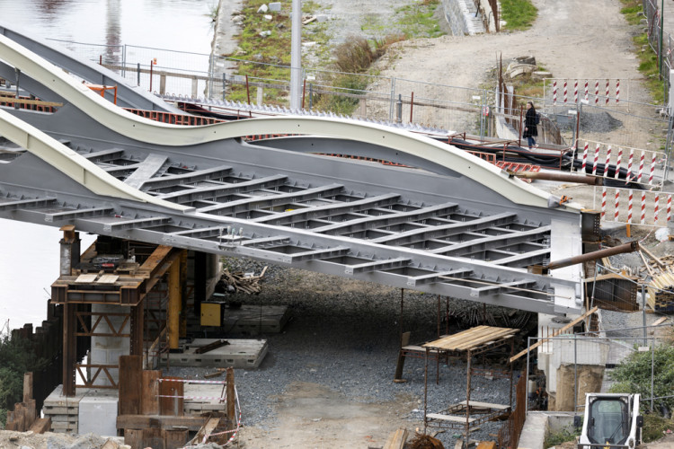 Druhá část mostu na Masarykově třídě je nad řekou. Rejnok dostává jasné obrysy