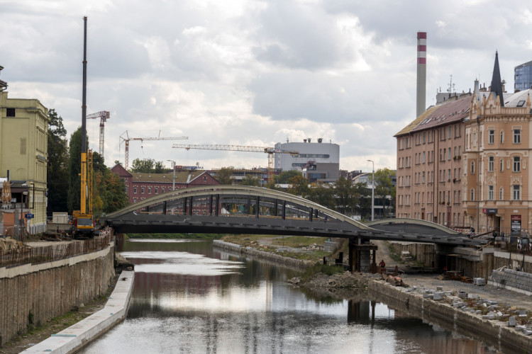 Druhá část mostu na Masarykově třídě je nad řekou. Rejnok dostává jasné obrysy