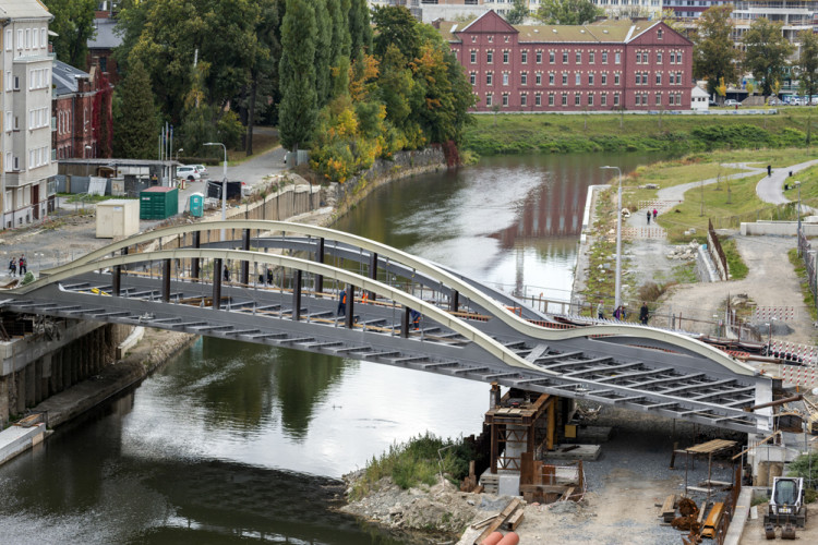 Druhá část mostu na Masarykově třídě je nad řekou. Rejnok dostává jasné obrysy