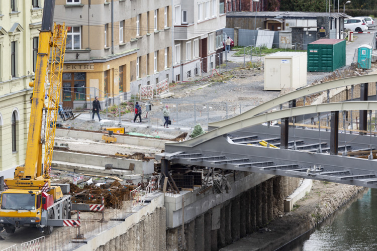 Druhá část mostu na Masarykově třídě je nad řekou. Rejnok dostává jasné obrysy