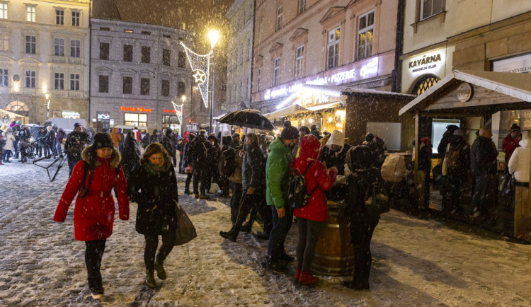 Vánoční trhy v Olomouci před a po ukončení kvůli vládním nařízením