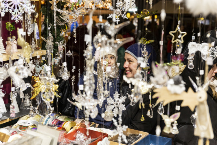 Vánoční trhy v Olomouci před a po ukončení kvůli vládním nařízením