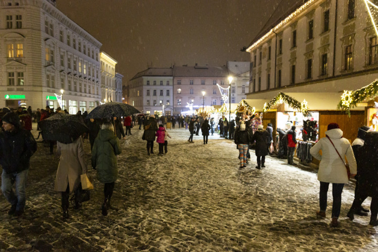Vánoční trhy v Olomouci před a po ukončení kvůli vládním nařízením