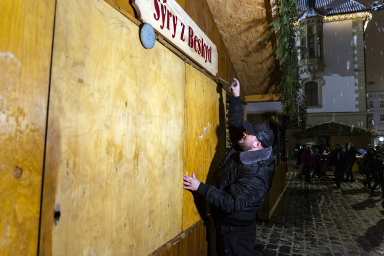 Vánoční trhy v Olomouci před a po ukončení kvůli vládním nařízením