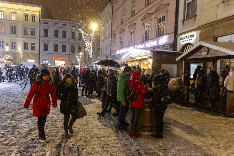 Vánoční trhy v Olomouci před a po ukončení kvůli vládním nařízením