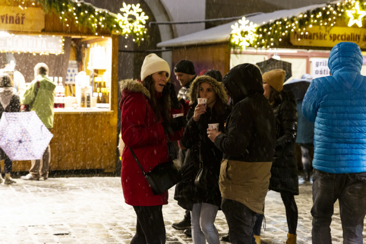 Vánoční trhy v Olomouci před a po ukončení kvůli vládním nařízením