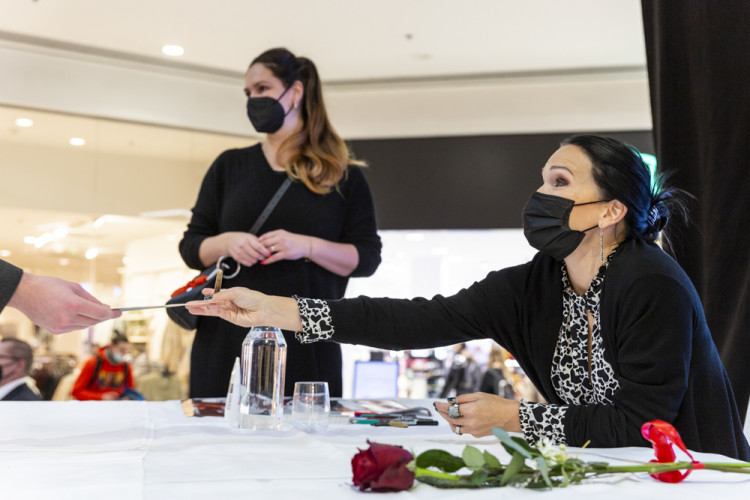 Zpěvačka Tarja Turunen rozdávala podpisy a ozdobila figurkami unikátní betlém