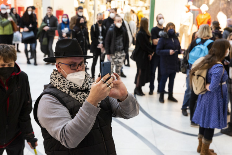 Zpěvačka Tarja Turunen rozdávala podpisy a ozdobila figurkami unikátní betlém
