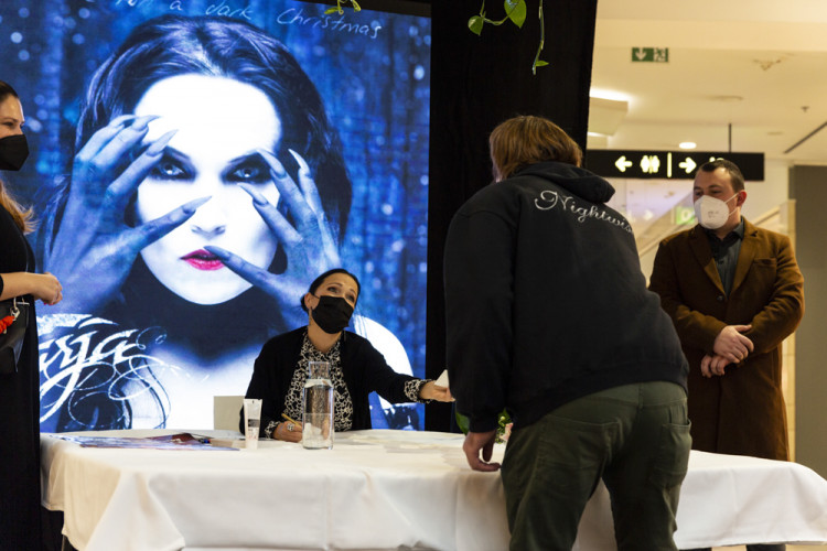 Zpěvačka Tarja Turunen rozdávala podpisy a ozdobila figurkami unikátní betlém
