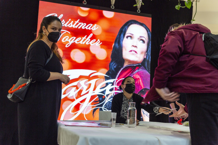 Zpěvačka Tarja Turunen rozdávala podpisy a ozdobila figurkami unikátní betlém