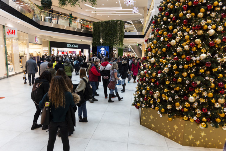 Zpěvačka Tarja Turunen rozdávala podpisy a ozdobila figurkami unikátní betlém