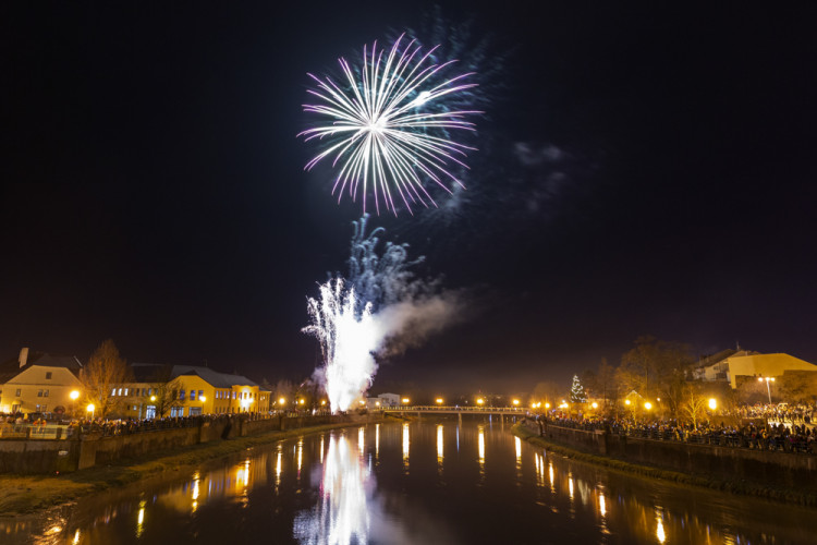 V Přerově přivítali rok 2022 tradičním ohňostrojem u řeky Bečvy