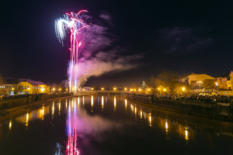 V Přerově přivítali rok 2022 tradičním ohňostrojem u řeky Bečvy